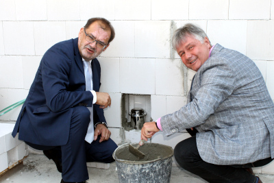 Minister Jörg Vogelsänger und Axel Zinke, Bürgermeister der Gemeinde Seddiner See, bei der Grundsteinlegung für den Erweiterungsbau Speisesaal